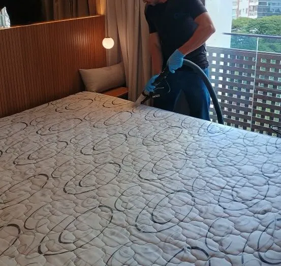 Especialista da Epic Clean realizando extração e limpeza de colchão de casal.