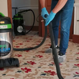 Especialista da Epic Clean realizando extração e limpeza em tapete.