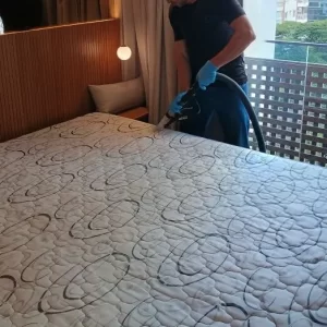 Especialista da Epic Clean realizando extração e limpeza de colchão de casal.